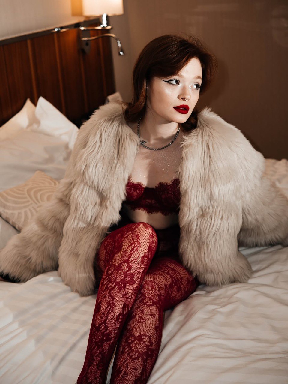 Мастер Ира демонстрирует технику маникюра