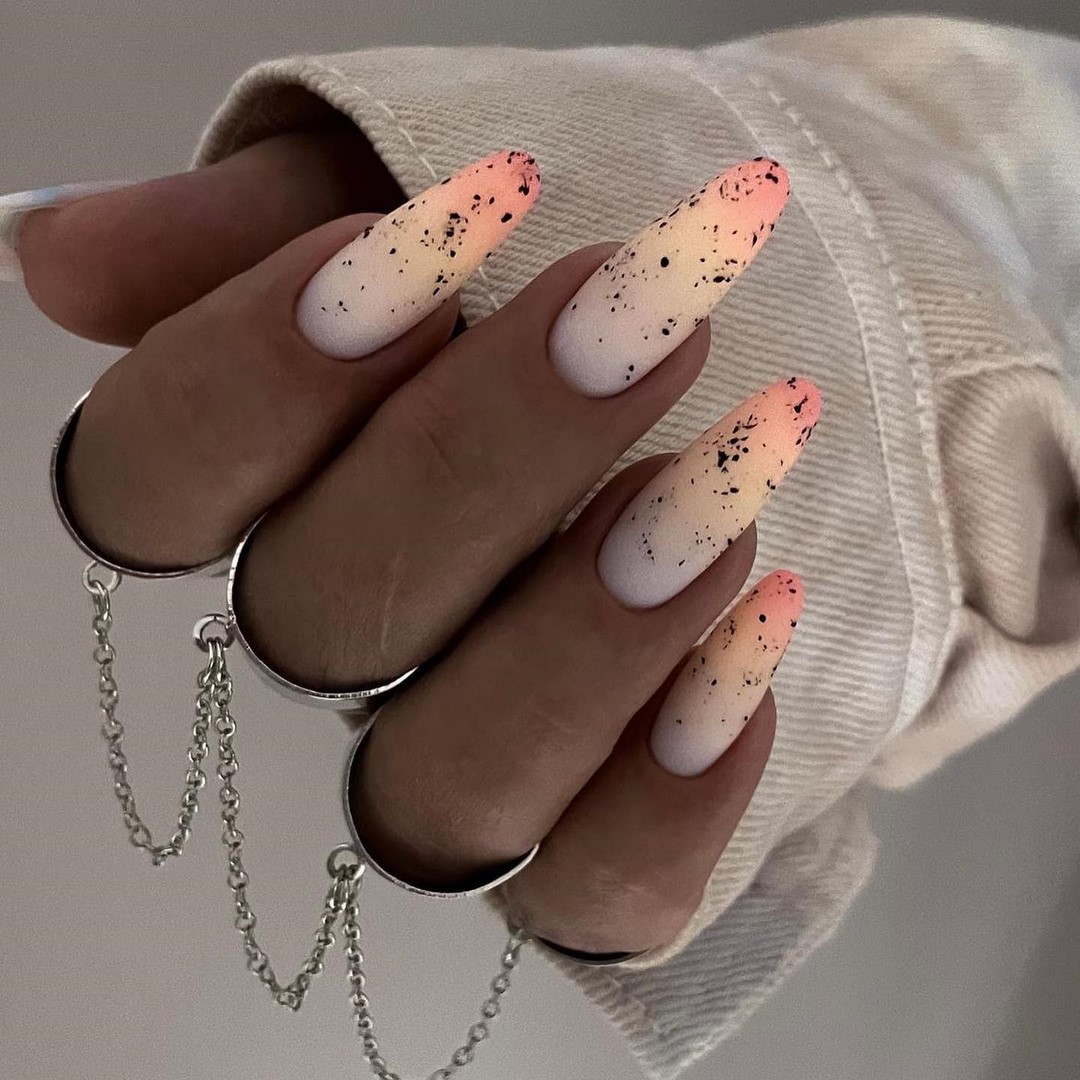 Пример стилетов — острая форма ногтей